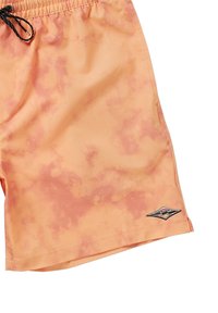 Costumi da bagno corti in un leggero motivo tie-dye arancione e rosa, caratterizzati da una vita elastica con un cordoncino nero e un piccolo dettaglio del logo.