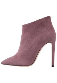 Zamszowe botki do kostki w odcieniu delikatnego, przykurzonego liliowego z wysmukłą szpilką i gładkim wnętrzem, charakteryzujące się minimalistycznym designem.
