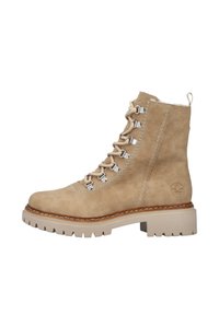 Botín de tobillo de ante beige con herrajes plateados, cordones y costuras blancas en contraste. Presenta una suela de goma gruesa beige.