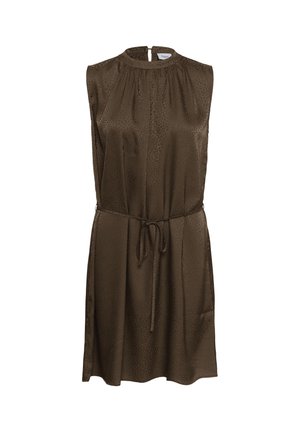 Ærmeløs mørkebrun satin kjole med subtilt dyreprint, høj halsudskæring, lukning med knapper bagpå og tyndt bindebælte i taljen.