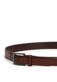 Ceinture en cuir marron avec une texture lisse, dotée d'une boucle en métal argenté et de plusieurs trous pour les ajustements.