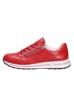 Baskets en cuir rouge avec une finition texturée, présentant un design à lacets, une fermeture éclair sur le côté et une semelle intermédiaire blanche avec des accents rouges et navy.