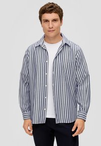 Gestreepte shirt in blauw en wit, lange mouwen, knoopsluiting aan de voorkant, enkele borstzak, gemaakt van lichtgewicht stof. Witte binnenlaag zichtbaar.