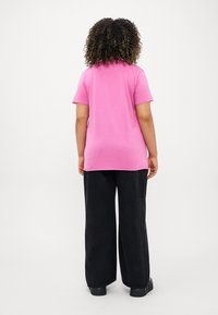 ONLY Carmakoma CARMIKO LIFE WASHED TEE - Trükipildiga T-särk - super pink