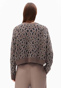 Brauner, kurzer Pullover mit schwarzem und cremefarbenem Leopardenmuster. Verfügt über einen runden Ausschnitt und gerippte Bündchen. Weiche Stricktextur.