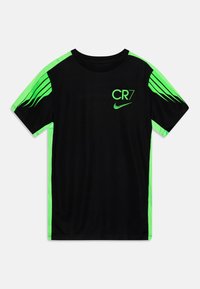 Camiseta deportiva negra con acentos en verde neón, rayas en las mangas y logotipos. Fabricada con material liviano y que absorbe la humedad.