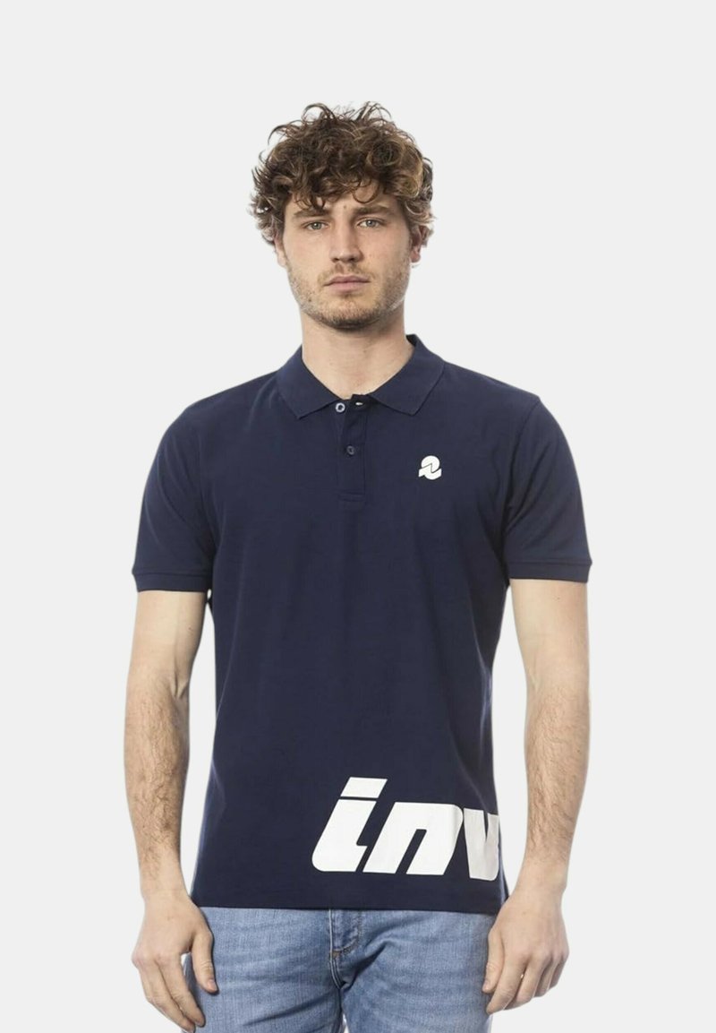 Polo shirt navy realizzata in cotone, con apertura a tre bottoni, maniche corte e un logo bianco sul petto e in basso a sinistra.