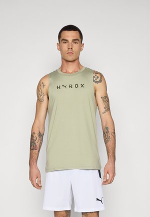 Ärmelloses, hellolivengrünes Tanktop mit schwarzem "HYROX"-Logo. Es hat einen runden Ausschnitt und eine glatte Textur, kombiniert mit weißen Shorts.