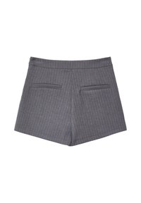 Grau gestreifte Shorts mit taillierter Passform, die zwei Gesäßtaschen und einen glatten Bund aufweisen, von hinten betrachtet.
