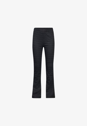 Zwarte uitlopende broek met een geblokt zigzagpatroon, voorzien van een elastische tailleband en een gladde afwerking, ontworpen voor comfort en flexibiliteit.