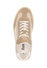 Beige Wildleder-Sneaker mit weißen Lederakzenten, runder Zehenform und flachen Schnürsenkeln. Verfügt über eine gerippte Textur an den Seiten und eine Gummisohle.