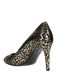 Scarpa con tacco alto in stampa leopardata e punta affilata, caratterizzata da un motivo lucido nero e argento metallico e da un elegante tacco a stiletto.