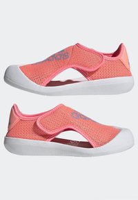 Scarpe slip-on in rete corallo con design a tagli e cinturino regolabile, dotate di suola in gomma bianca e logo del marchio blu chiaro.