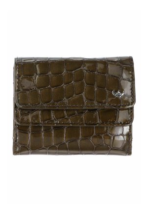 Glänzende Geldbörse aus dunkelbraunem Krokodilleder mit Klappverschluss und kleinem metallischem Logo an der Ecke.