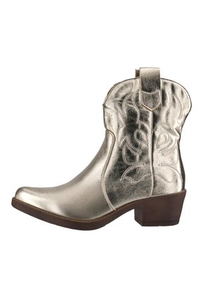 Botte de cowboy dorée métallique avec un bout pointu, des surpiqûres décoratives sur le dessus et un talon court empilé. Texture lisse.