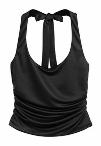 Mustast satiinist valmistatud halter-top, millel on kaeluses pael ja pleated kangas vöökoha ümber, ilma varrukateta ja liibuv stiil.