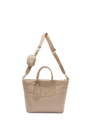 Beżowa torba typu tote z krótkimi uchwytami, odpinanym regulowanym paskiem na ramię, małą przymocowaną saszetką oraz przednią kieszenią na klapę z detalami w postaci guzików.