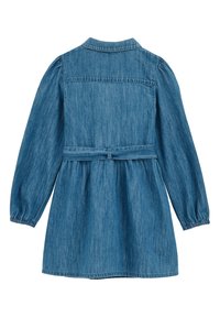 Denim obleka z dolgimi napihnjenimi rokavi, ovratnikom na gumb, poudarjenim pasom in razširjenim krilom. Svetlo modra barva z teksturiranim finišem.