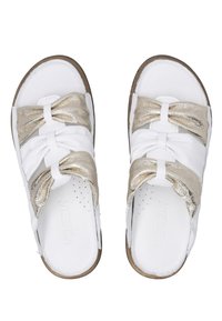 Hvide slidesandaler med et metallisk guld sløjfe-design på forsiden, med en tekstureret læderoverdel og slip-on stil.