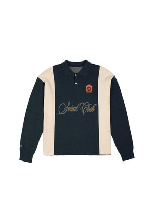 Tummansininen ja kerma valkoinen pitkähihainen poolopaita, jossa on kaulus. Paidassa on brodeerattu "Social Club" -teksti ja logo-patch vasemmassa rinnassa.