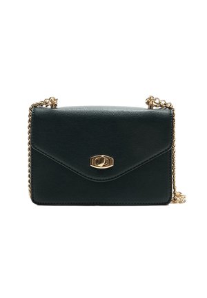 Borsa a tracolla in pelle verde con una catena dorata, forma rettangolare e un fermaglio decorativo in oro sulla patta anteriore.