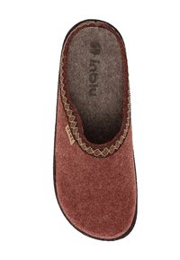 Czerwony filcowy kapcie z okrągłym noskiem i brązowym wzorem na krawędzi. Wewnątrz znajduje się miękka szara wkładka z logo marki. Antypoślizgowa czarna podeszwa.