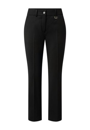 Zwarte op maat gemaakte broek met riemlussen, een knoopsluiting aan de voorkant en een vouw in elke pijp, getoond op een witte achtergrond.