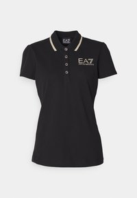 Svart pikétröja i bomull. Har en krage med en guldig rand, tre broderade knappar och en logotyp på vänster bröst.