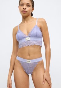 Komplet iz čipkastega modrčka in tanga v barvi sivke z valovitimi robovi, vezenimi detajli in elastičnim pasom z blagovno znamko.