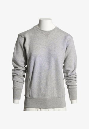 Sweat-shirt gris clair à col rond avec manches longues présenté sur un torse de mannequin blanc sur fond blanc.