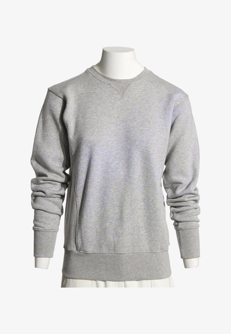 Sweat-shirt gris clair à col rond avec manches longues présenté sur un torse de mannequin blanc sur fond blanc.