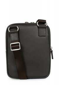 Borsa a tracolla in pelle marrone con superficie texture, hardware in argento, tracolla regolabile e chiusura con cerniera. Design rettangolare compatto.