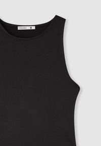 Czarny bezrękawnik z gładkiego materiału, z okrągłym dekoltem i czystymi krawędziami. Metka pokazuje nazwę marki "Terranova" oraz rozmiar "S."