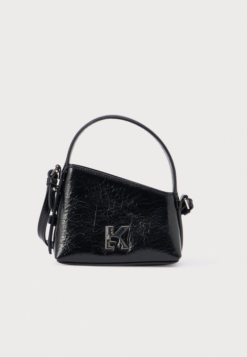 Melnas teksturētas ādas rokassoma ar trīsstūrainu formu, īsu rokturi, regulējamu siksnu un metāla logotipa akcentu.