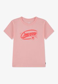 Ροζ βαμβακερό T-shirt με κοντά μανίκια, με κόκκινο λογότυπο Converse και κυκλικό έμβλημα στην εμπρός πλευρά. Απλή πίσω πλευρά, τυποποιημένο σχήμα.