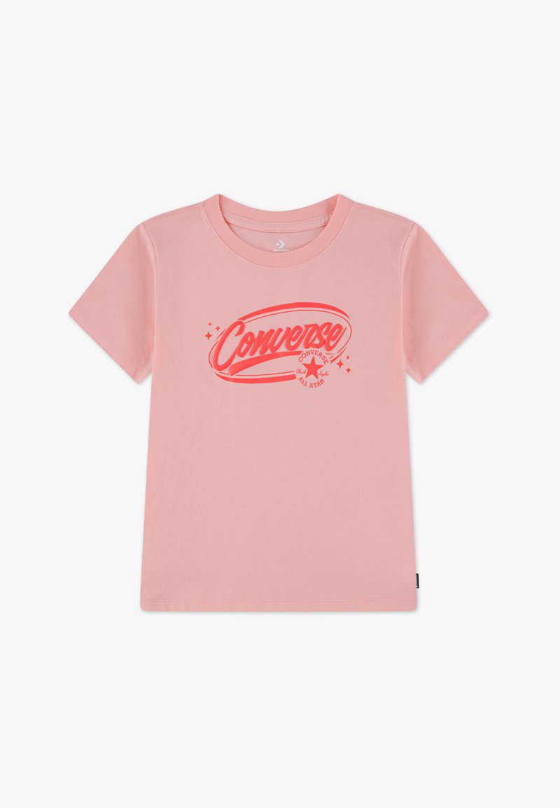 Ροζ βαμβακερό T-shirt με κοντά μανίκια, με κόκκινο λογότυπο Converse και κυκλικό έμβλημα στην εμπρός πλευρά. Απλή πίσω πλευρά, τυποποιημένο σχήμα.