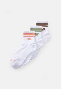 Drei Paar weiße Baumwollsocken mit farbigen Streifen: pink, grün und braun, mit dem New Balance Logo in passenden Farben.