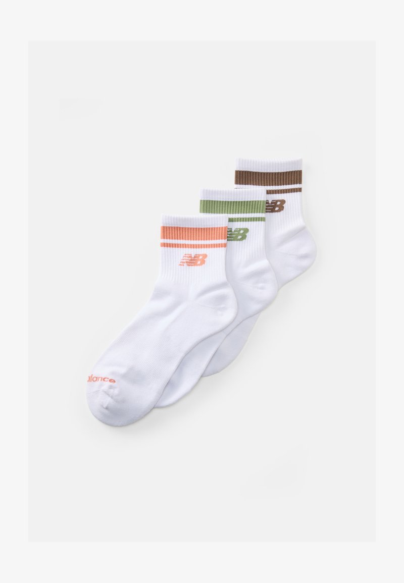 Tre par hvite bomullssokker med fargede striper: rosa, grønn og brun, med New Balance-logo i matchende farger.
