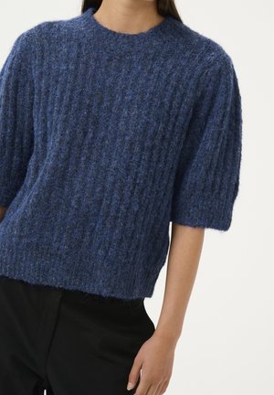 Niebieski sweter z krótkimi rękawami, o fakturowanym prążkowanym wzorze, lekko skróconej długości, okrągłym dekoltem i miękkim, puszystym materiale.