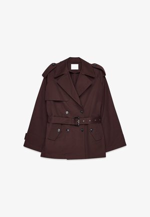 Brun trenchcoat med bælte i taljen, brede revers, skulderepauleter og flere frontlommer. Lavet af et glat, letvægtigt stof.