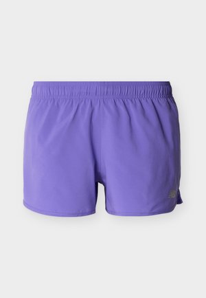 Απλά μοβ αθλητικά σορτς με ελαστική μέση και μικρό αντανακλαστικό λογότυπο New Balance στο κάτω μέρος.