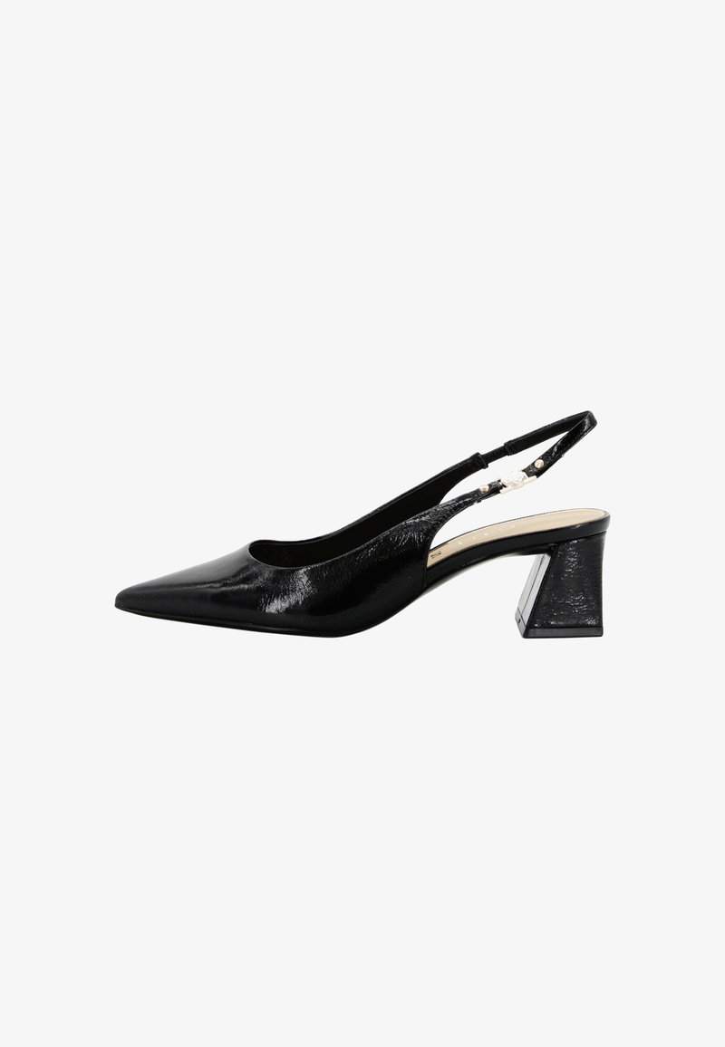 Μαύρο slingback από δέρμα με επικάλυψη λάκας, μυτερή μύτη και τακούνι block, με ρυθμιζόμενο λουράκι με αγκράφα.