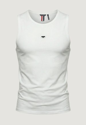 Camiseta de tirantes blanca hecha de algodón, con un escote redondo y un pequeño detalle de logo negro en el pecho. Textura suave.