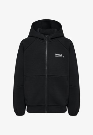 To børn bærer sorte hættetrøjer med lynlås og matchende bukser, stående side om side mod en ensartet hvid baggrund.