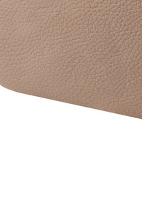 Hellbeiges, strukturiertes Leder mit leicht abgerundeter Kante und natürlicher Narbenstruktur. Oberfläche glatt und von langlebiger Qualität.