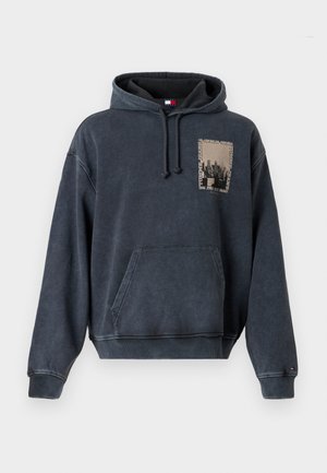 Sötét szürke kapucnis pulóver, elülső zsebbel, húzózsinóros kapucnival és négyzet alakú grafikai mintával a mellrészen. Puha, bolyhos szövetből készült.