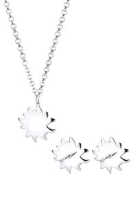 Silbernes Schmuckset bestehend aus einem Anhänger an einer Kette und passenden Steckohrringen, alles in der Form stilisierter Blätter mit polierten Oberflächen.