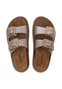 Metallisch silberne Sandalen mit zwei verstellbaren Schnallen, strukturierten Riemen und einer weichen, braunen Wildledersohle. Leicht und offen in der Gestaltung.