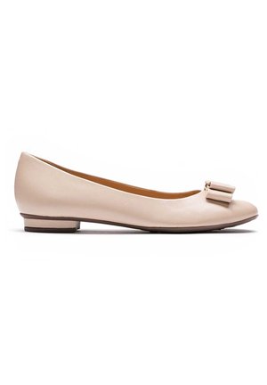 Beige læder-balletflat med rundet tå og lille sløjfedetalje foran. Har en lav, brun hæl for komfort.