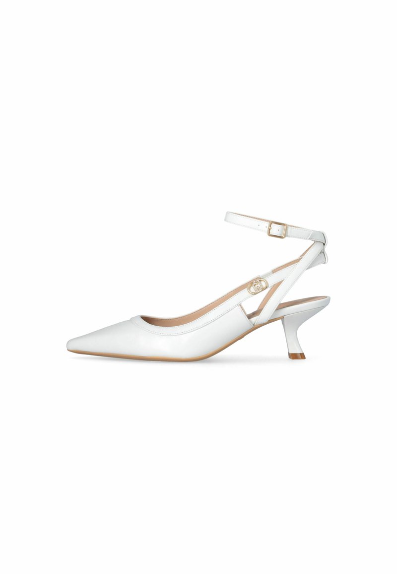 Valge nahkne slingback-konts, millel on terav varvas, õhuke pahkluu rihm, väike konts ja kuldne detail. Sile tekstuur ja ümarad servad.